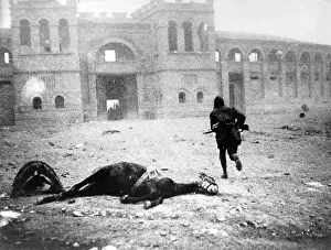 Toros: A Republican soldier passing a dead horse ?