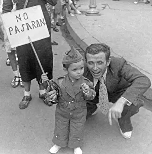 Shall: Republican supporter with his son in Madrid, 1938