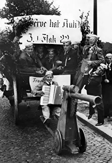 Cardboard: Reservists go in decorated carts to Berlin, 1937