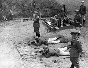 Curved: Reservists training with an MG 13