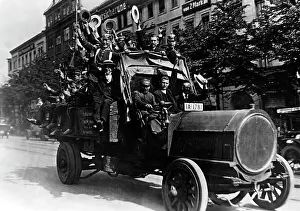 Fever: Reservists on a truck, 1914