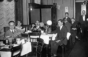 Armbands: Restaurant in Berlin, 1927