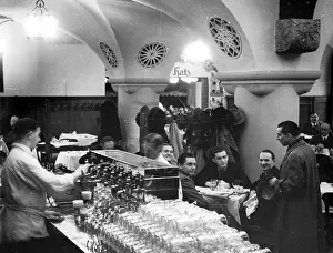 Kurfuerstendamm: Restaurant in Berlin, 1939