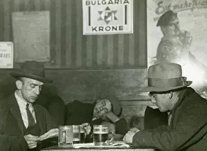 Mugs: Restaurant at the time of the world economic crisis, 1929