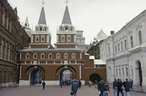 Manege: Resurrection Gate in Moscow, 1995