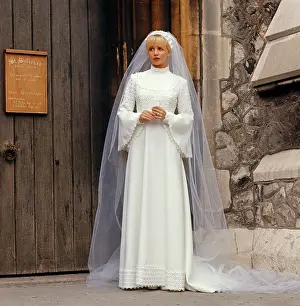 Sk-images: Retro bride in wedding dress