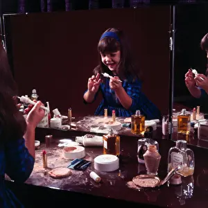 Giggle: Retro girl using cosmetics