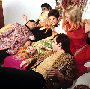 Sk-images: Retro group gathering