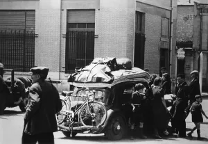 Frenchmen: Return of French refugees, 1940