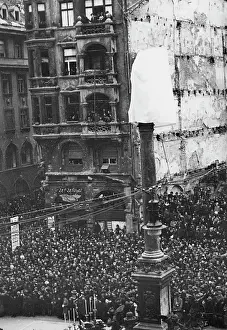 Believer: Return of the Marian column on Marienplatz, 1945