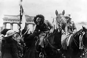 Puts: Return of the soldiers at the Brandenburg Gate, 1918