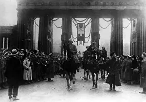 Cheered: Returning German soldiers in front of the Brandenburg Gate