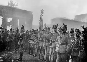 Sees: Returning Guards in front of the Brandenburg Gate, 1918