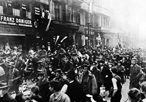 Decorate: Returning soldiers in Cologne, 1918