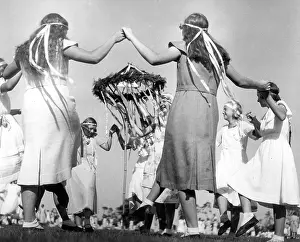 Schoolgirls: Revival of ethnic Germanic traditions and customs