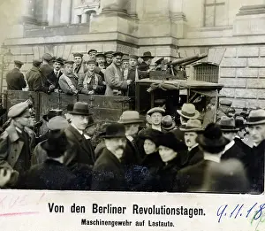 Revolutionaries: Revolutionaries in front of the Berlin Palace, 1918