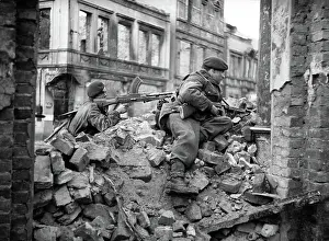 Osnabruck: Rhine crossing: two Commandos looking out for snipers
