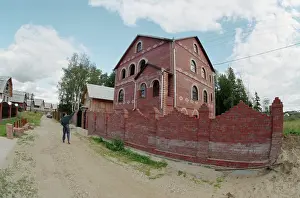 Bricks: Rich and poor in Russia