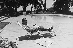 Clemente: Richard Nixon reading newspapers while sitting ?
