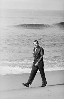 Clemente: Richard Nixon walking on the beach in San ?