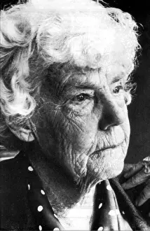 Holman: Rie Cramer