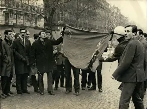 Dispersed: Right-wing students demonstrate and burn flag in Paris