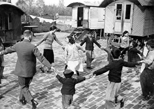 Helper: Ring dance in a Roma camp in Berlin, 1932