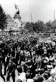 Gaullist: RIOT-Workers & others march past the Statue ?