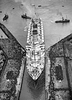 Enters: RMS Mauretania, 1939
