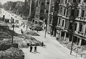 Roadblocks: Roadblocks of rubble at the Soviet sector border in Berl