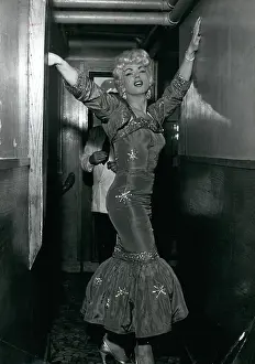 Comique: Robert Francis, drag queen, looking glamorous