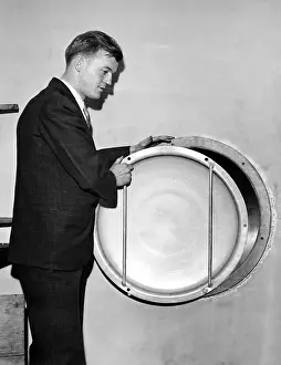 Graaff: Robert J. Van de Graaff (1901-1967) American ?