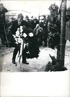 Bernauerstrasse: Robert Kennedy lays wreath in Berlin