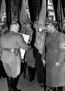 Diploma: Robert Ley at the awarding of war model plants in Berlin