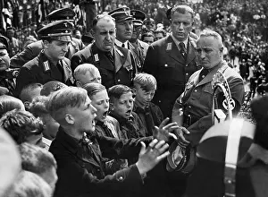 Arbeitsfront: Robert Ley with children at a Saar rally
