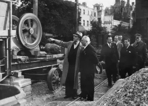 Commissioner: Robert Ley at a machine used for the recycling of buildi