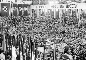 Organizational: Robert Ley speaks to armament workers, 1943
