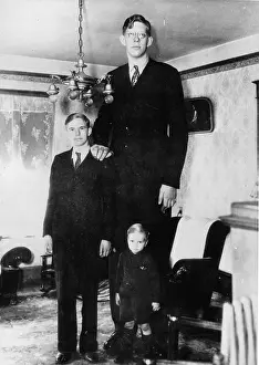 Wadlow: Robert Wadlow with his brothers