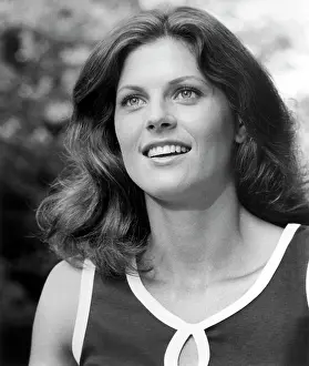 Robyn: Robyn Douglass - actress