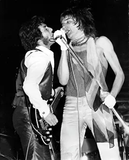 Appearances: Rod Stewart, Ronnie Lane, singing, Sundown Theatre, London