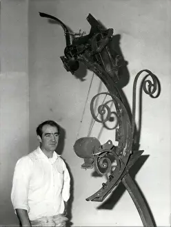 Decoratifs: Roel d'Haese with iron sculpture, Paris