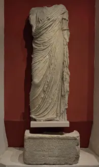 Folds: Roman era. Headless marble statue
