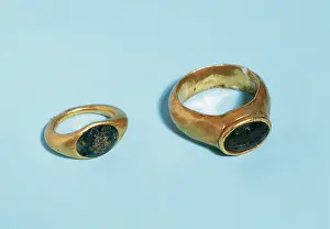 Ornamental: Roman rings. Gold, malachite and emerald. From Empuries. Cat