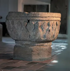 Baptismal: Romance baptismal font