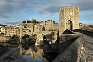 Fluvia: Romanesque bridge over the Fluvia river, Besalu