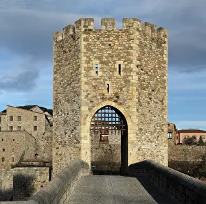 Fluvia: Romanesque bridge over the Fluvia river, Besalu