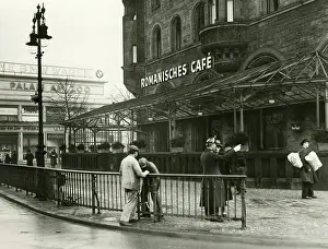 Absence: Romanesque Cafe, 1929