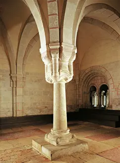 Zwettl: Romanesque middle column with richly divided capitals
