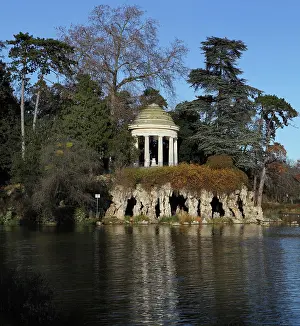 Daumesnil: Romantic rotunda overlooking artificial grotto
