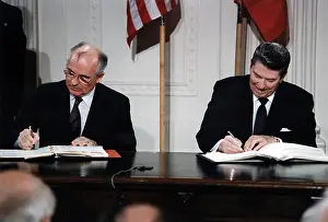 Hcdarna: Ronald Reagan. General Secretary Gorbachev (L)
